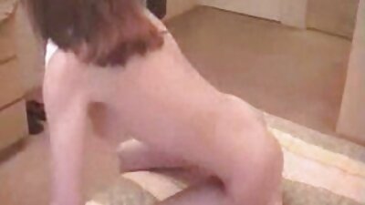 Brunette milf mor med store bryster knepper sønner ven